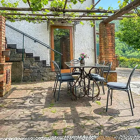 1 Bedroom Lovely Apartment In Mezzanego